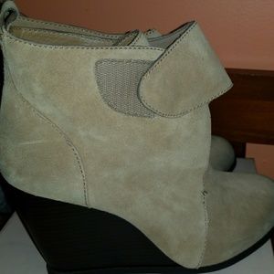 BCBG Generation sz 11Tan suede booties